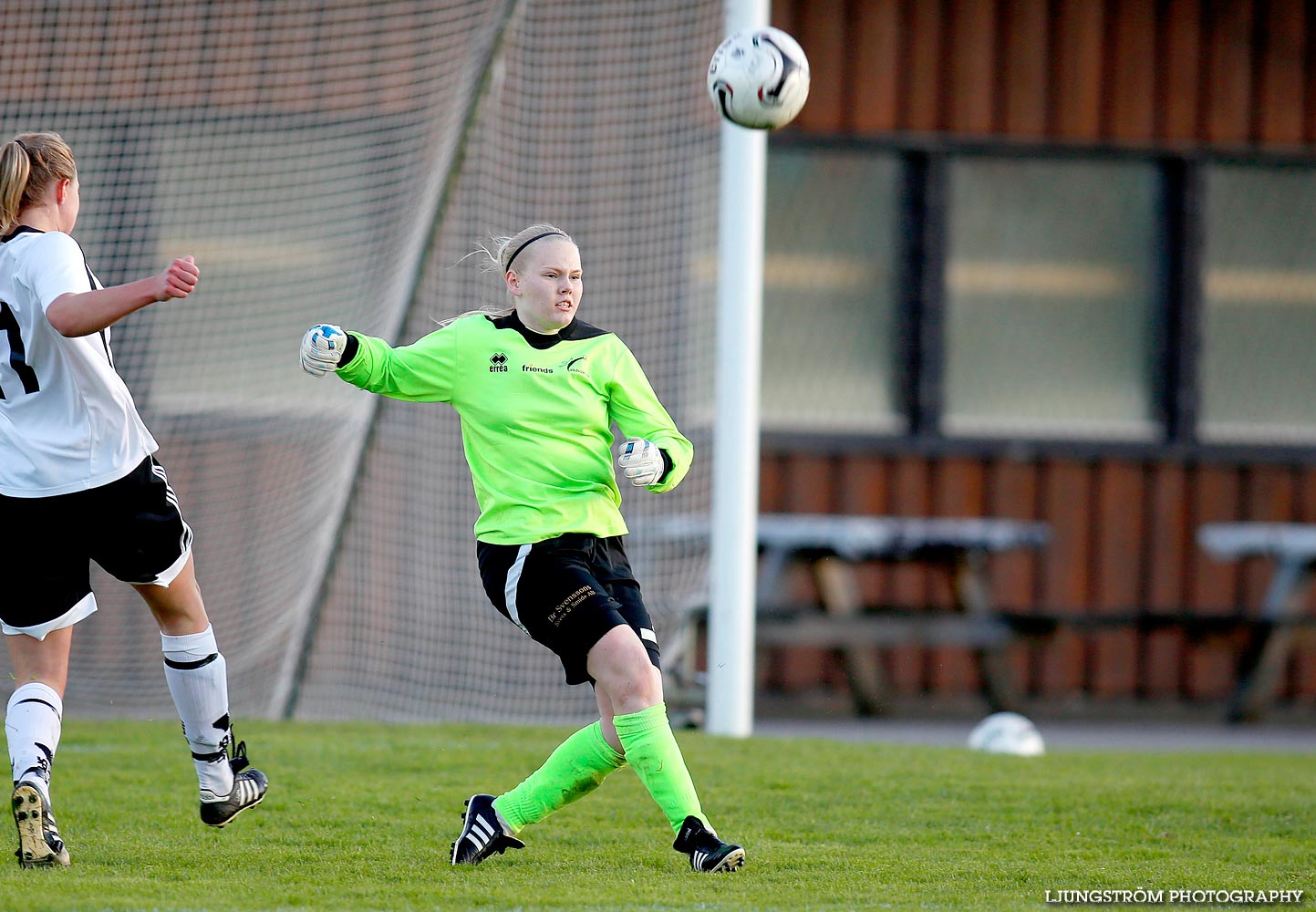 Skövde KIK U-Ulvåkers IF U 2-2,dam,Lillegårdens IP,Skövde,Sverige,Fotboll,,2015,117393