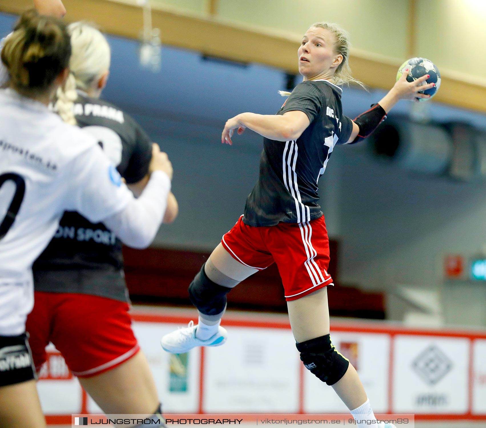 Annliz Cup DHC Slavia Praha-Kungälvs HK 21-26,dam,Skövde Idrottshall,Skövde,Sverige,Handboll,,2019,221355