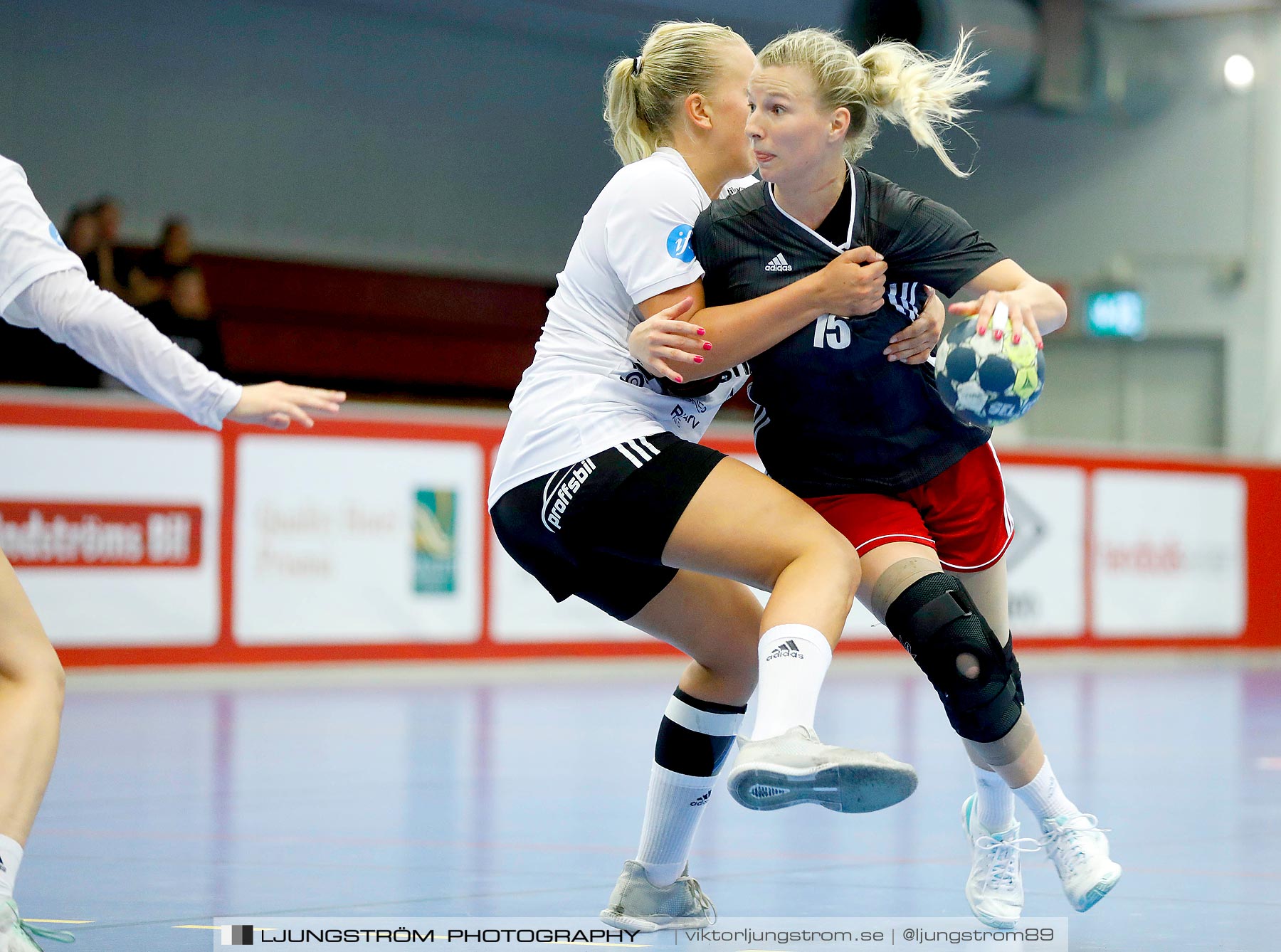 Annliz Cup DHC Slavia Praha-Kungälvs HK 21-26,dam,Skövde Idrottshall,Skövde,Sverige,Handboll,,2019,221370