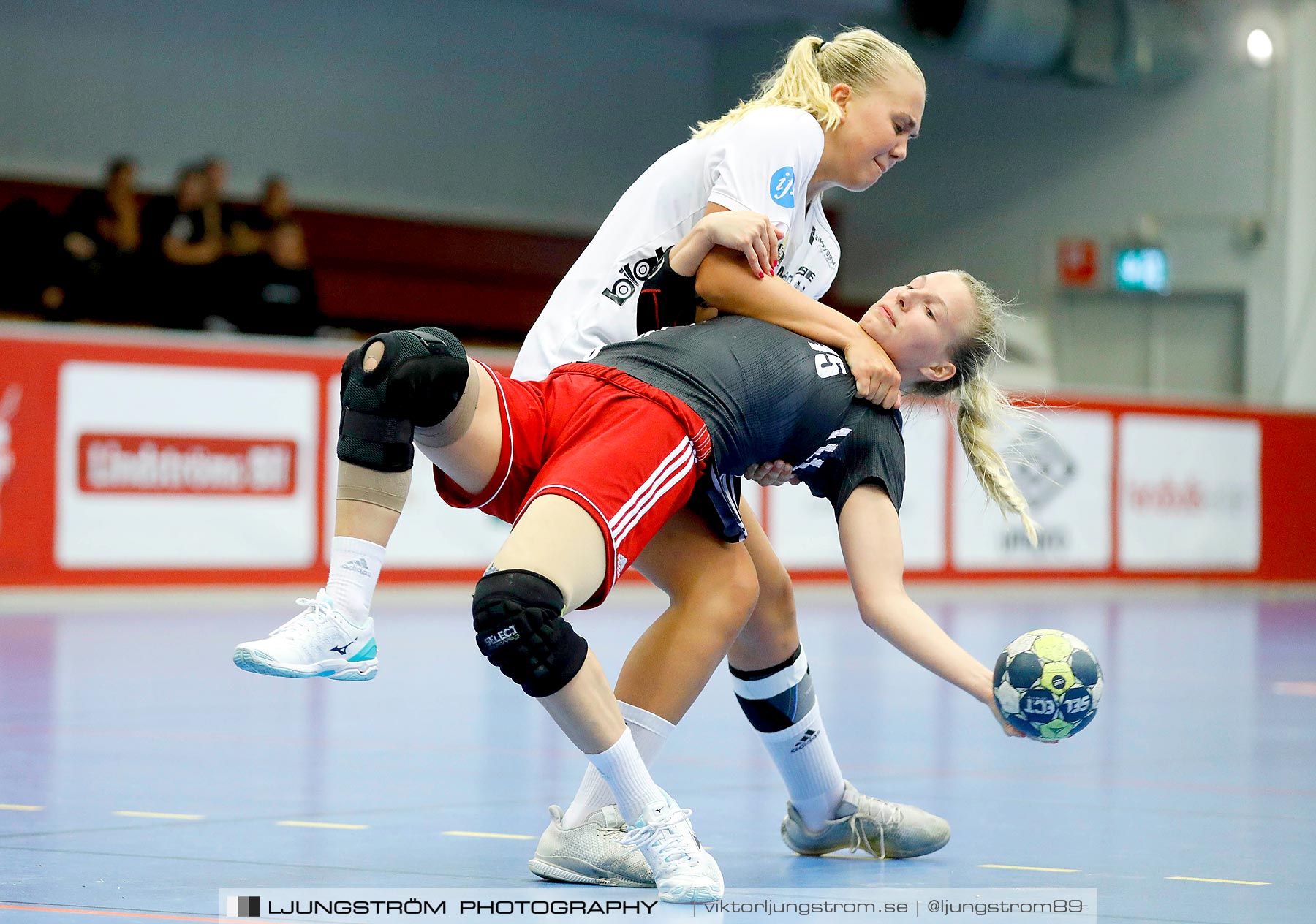 Annliz Cup DHC Slavia Praha-Kungälvs HK 21-26,dam,Skövde Idrottshall,Skövde,Sverige,Handboll,,2019,221375