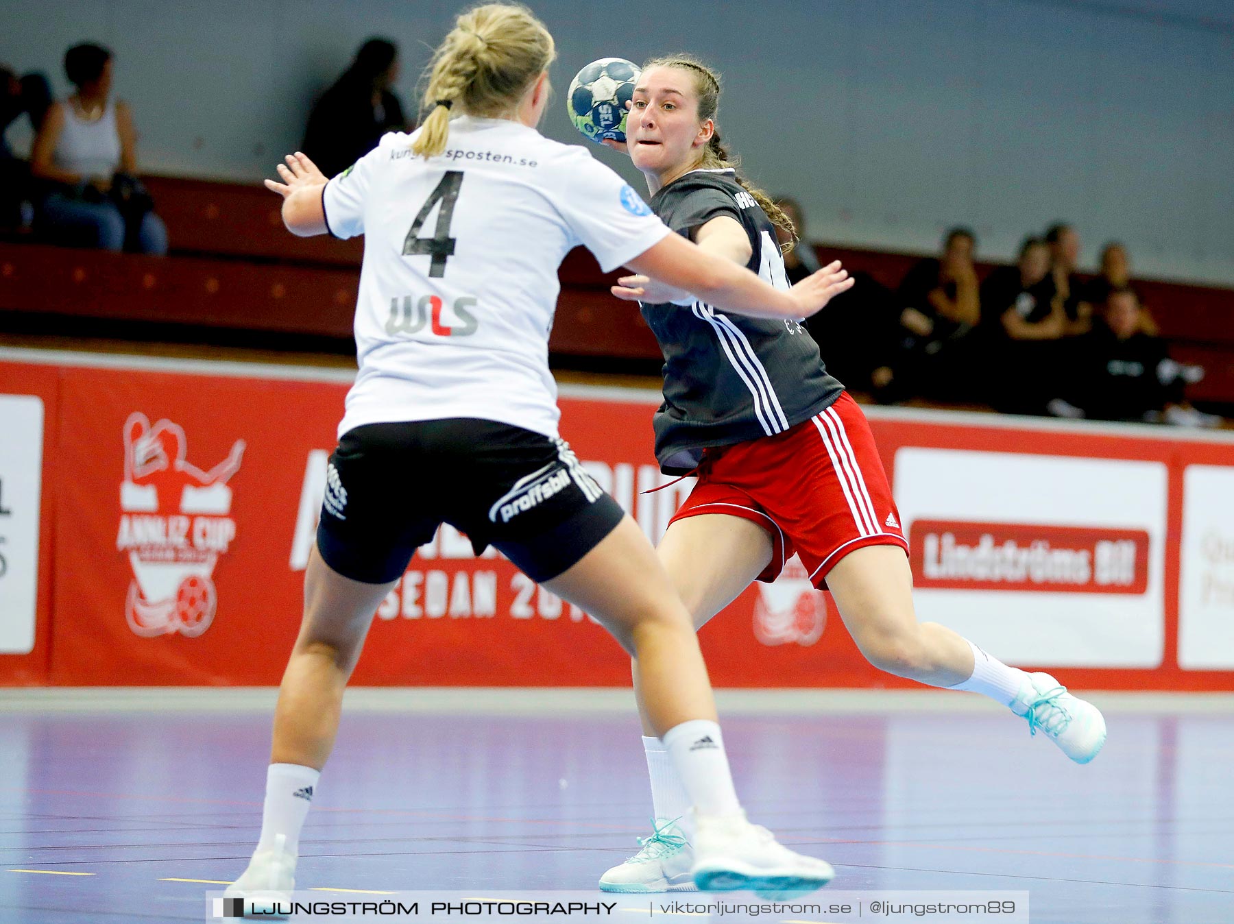 Annliz Cup DHC Slavia Praha-Kungälvs HK 21-26,dam,Skövde Idrottshall,Skövde,Sverige,Handboll,,2019,221378