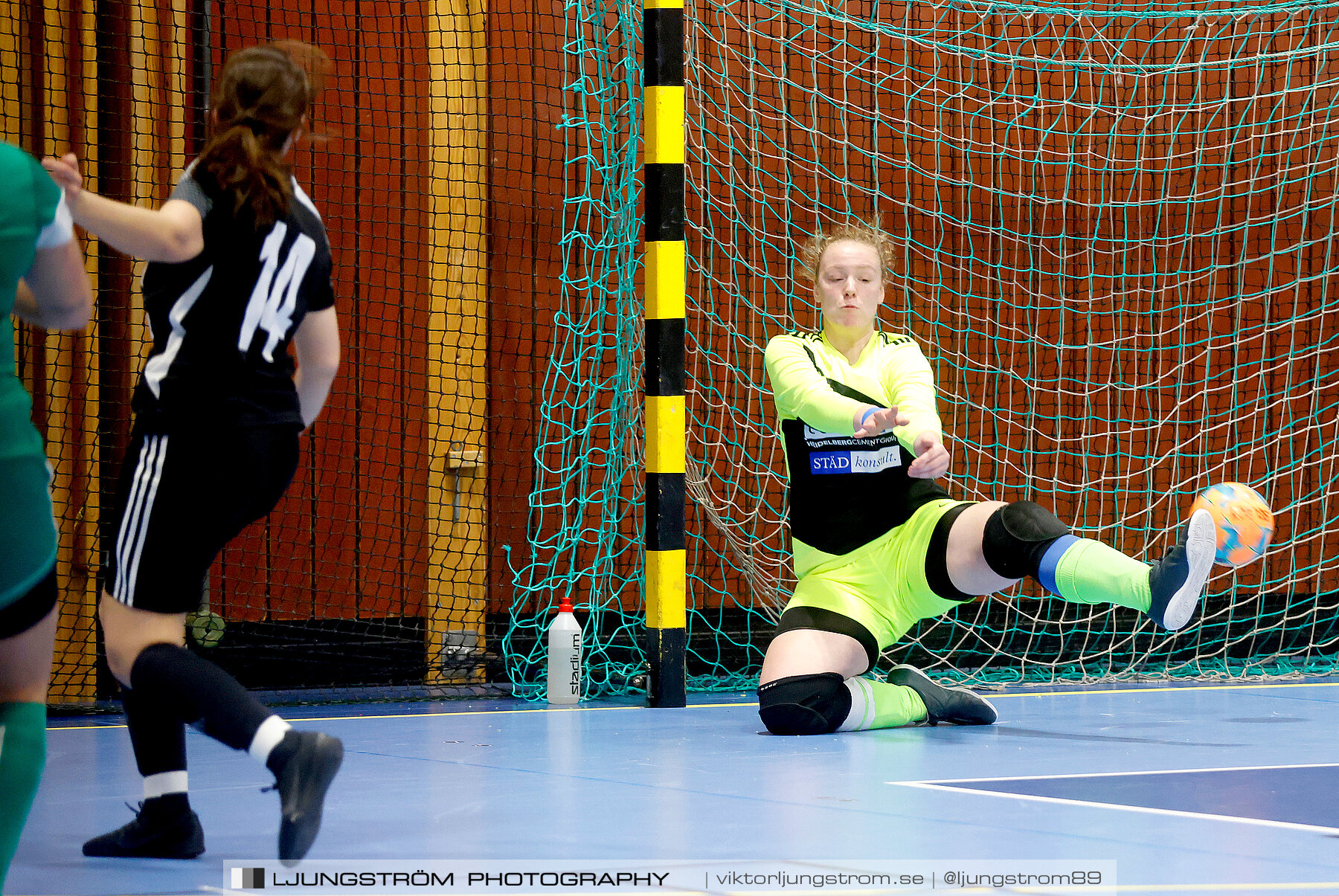 Dina-cupen 2023 1/4-final Skövde KIK-Våmbs IF 3-4,dam,Idrottshallen,Töreboda,Sverige,Futsal,,2023,300685