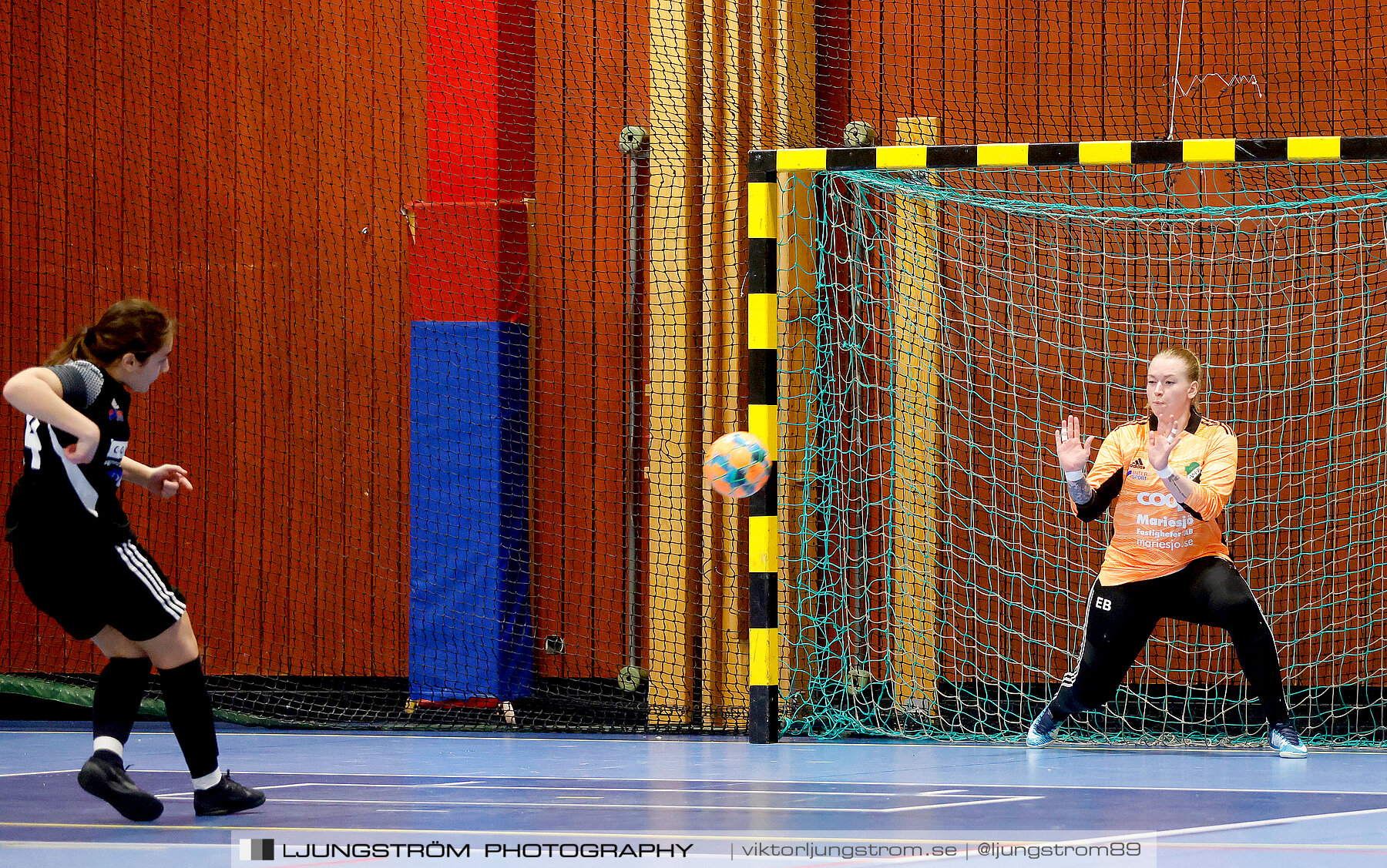 Dina-cupen 2023 1/4-final Skövde KIK-Våmbs IF 3-4,dam,Idrottshallen,Töreboda,Sverige,Futsal,,2023,300717