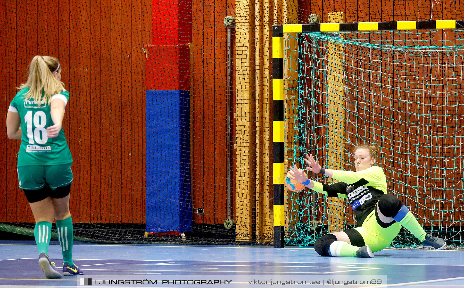 Dina-cupen 2023 1/4-final Skövde KIK-Våmbs IF 3-4,dam,Idrottshallen,Töreboda,Sverige,Futsal,,2023,300727